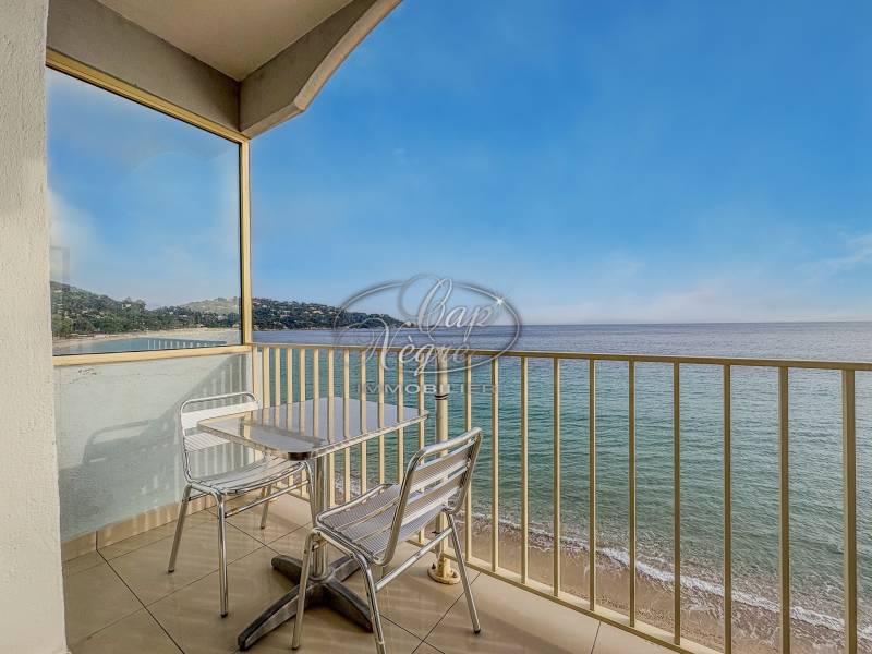 Studio vue mer pieds dans l'eau à vendre à Cavalière Le Lavandou - Cap Nègre Immobilier