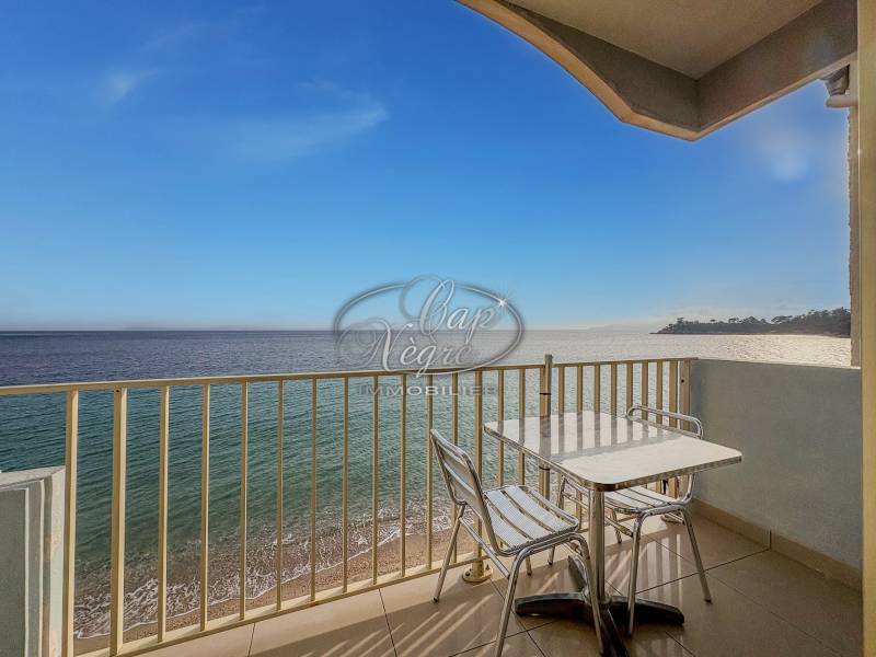 Appartement pieds dans l'eau vue mer à vendre Cavalière Le Lavandou - Cap Nègre Immobilier