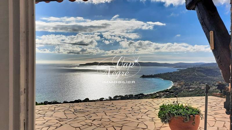 Maison en pierre de Bormes avec vue panoramique sur la baie de Cavalière