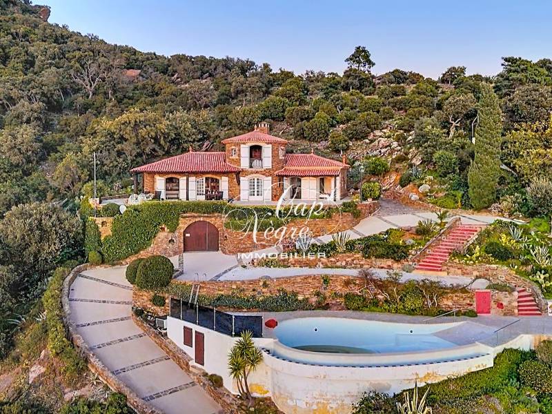 Villa à vendre avec piscine à débordement et vue mer au Cap Nègre