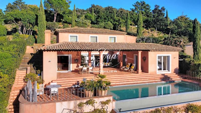 propriété d’architecte avec piscine à débordement Golfe de Saint-Tropez
