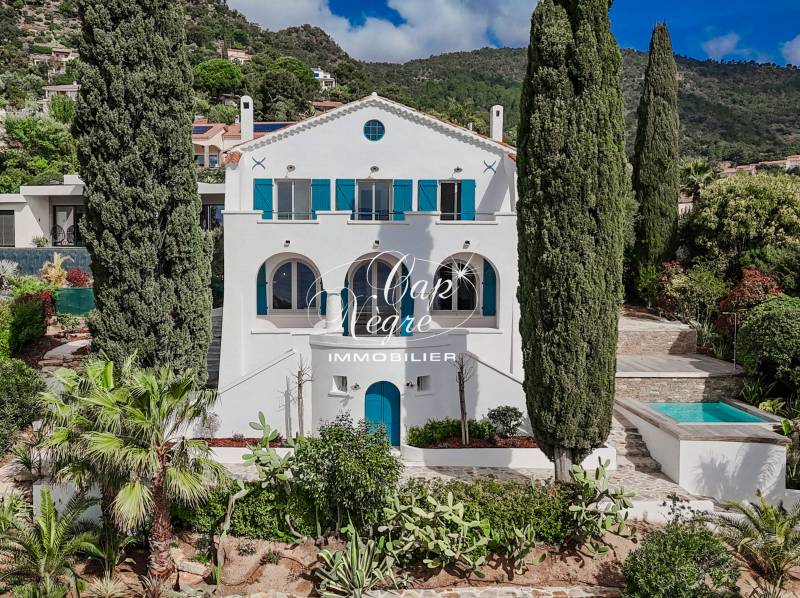 Rayol-Canadel : VILLA UNIQUE PAR SON CHARME ET SON EMPLACEMENT