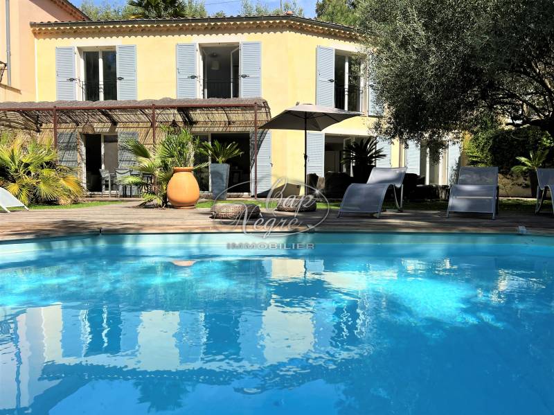 JOLIE PROPRIETE AU CANADEL A QUELQUES MINUTES DE LA PLAGE A PIEDS AVEC PISCINE ET TERARSSE EXOTIQUE