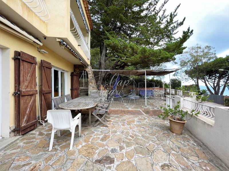 SITUATION DE 1ER CHOIX POUR CETTE MAISON A VENDRE AU LAVANDOU QUARTIER DE CAVALIERE FACE AUX ILES