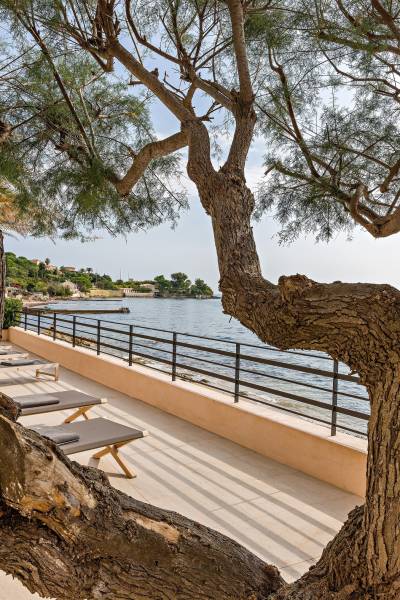 VILLA PIEDS DANS L'EAU À VENDRE CLÉ EN MAIN À GRIMAUD