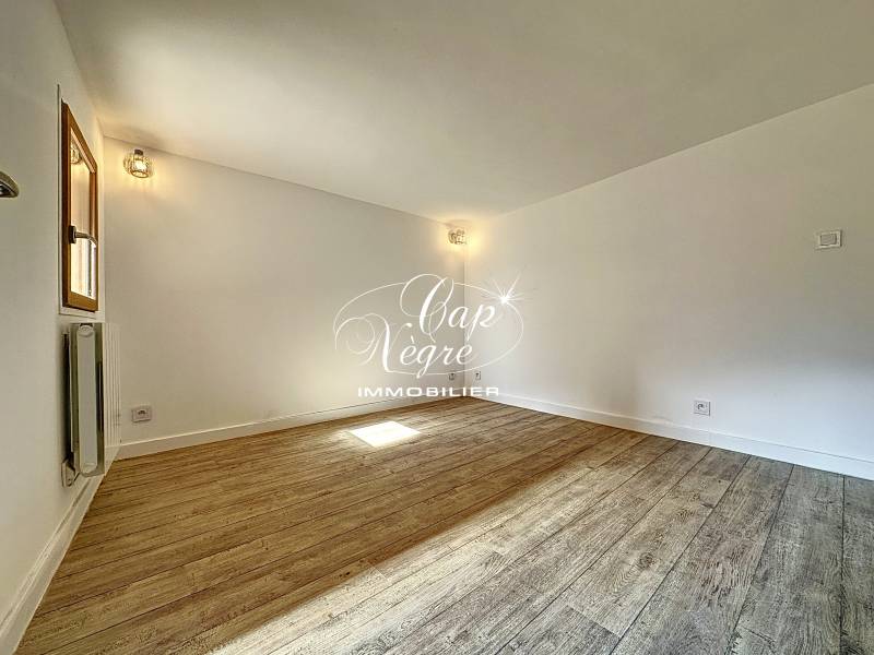 à vendre à Bormes coeur de village charmant appartement sur deux niveau proche tous commerces