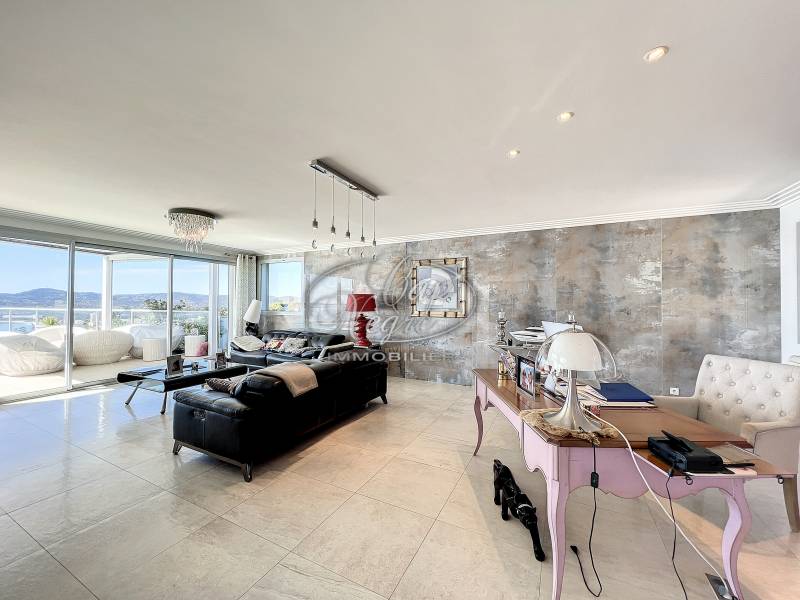 PROPRIETE CONTEMPORAINE VUE MER - LE LAVANDOU