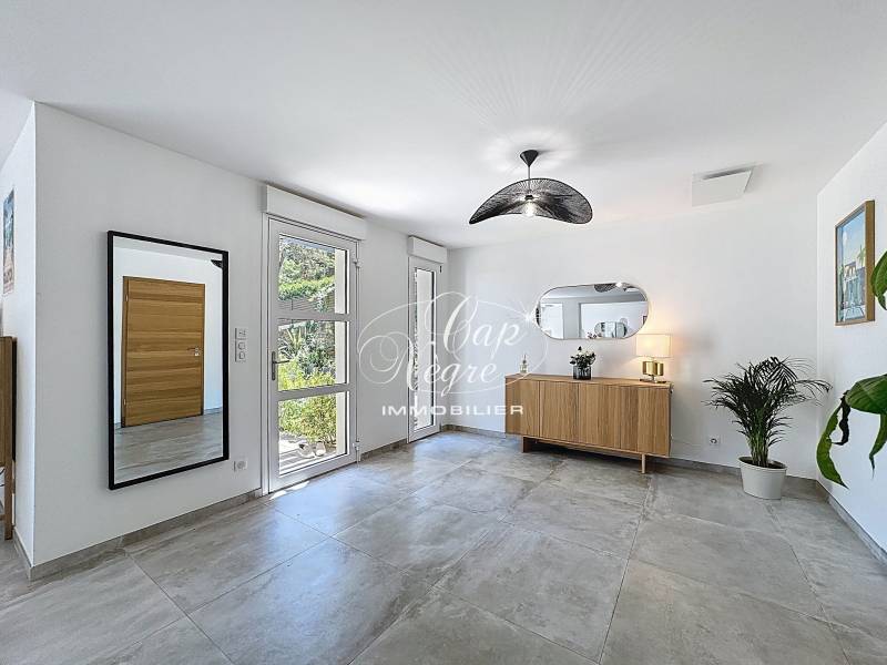 VILLA CONTEMPORAINE NEUVE  A VENDRE A PRAMOUSQUIER (EN PARTIE BASSE DE LA RD)