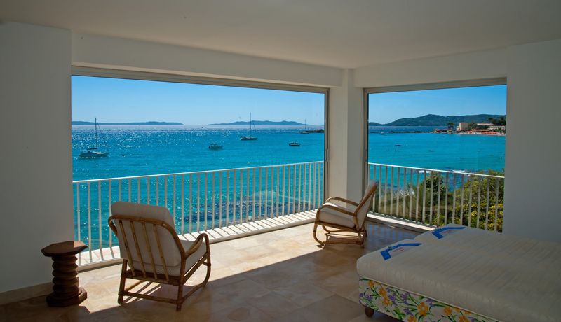 LE LAVANDOU SAINT-CLAIR VILLA PIEDS DANS L EAU T4