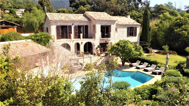 VILLA PISCINE VUE MER T10 LE LAVANDOU - PRAMOUSQUIER T340 M² , ACCES DIRECT A LA PLAGE, SALLE DE CINEMA