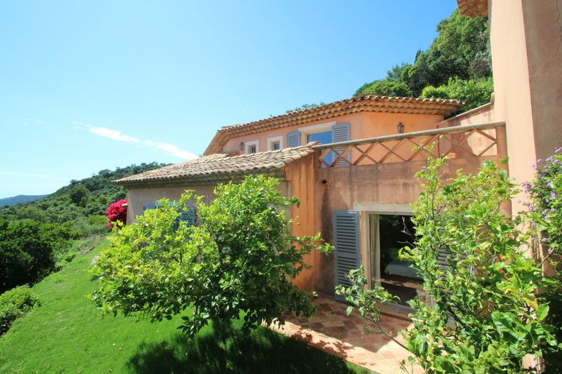 PROPRIETE D'ARCHITECTE VUE MER PANORAMIQUE LE RAYOL-CANADEL