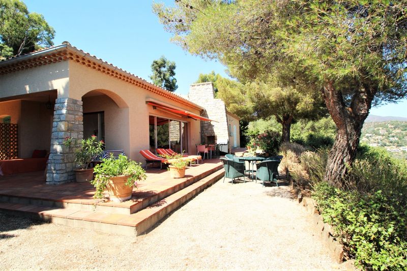 splendide vue mer propriété à flan de colline Var Aiguebelle