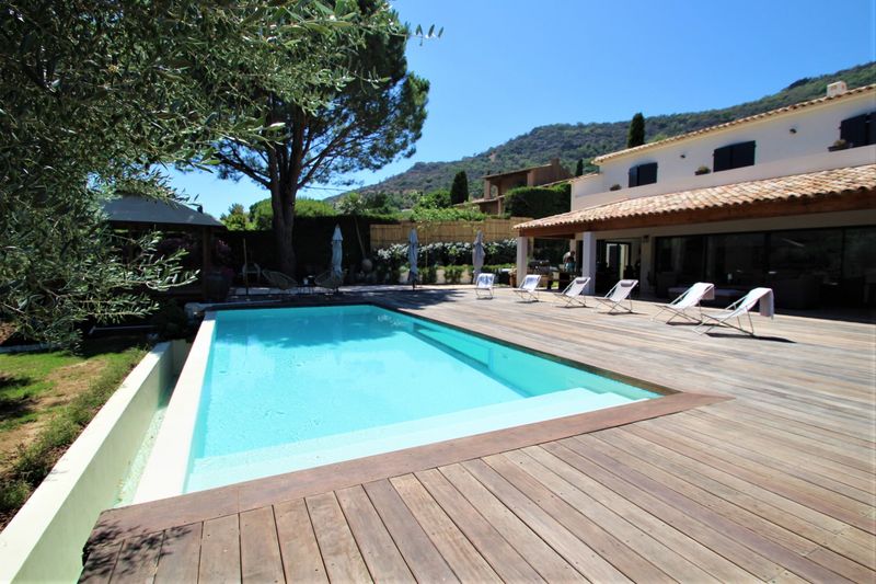 villa piscine terrain arboré garage luxe