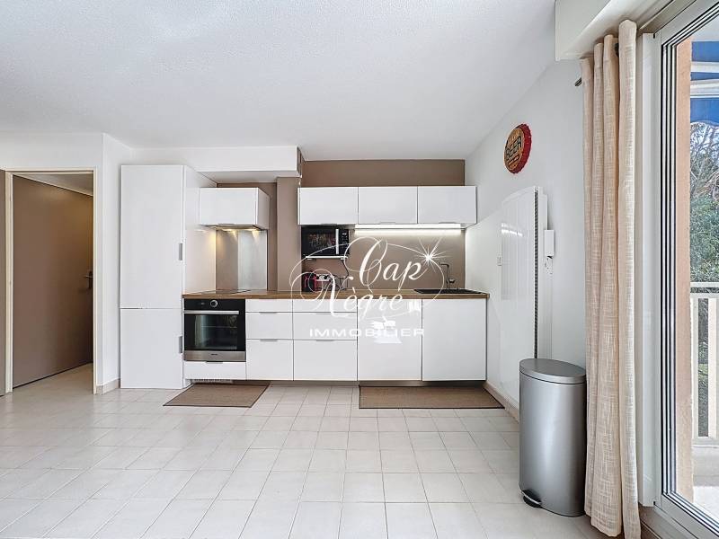 À VENDRE - APPARTEMENT T2/3 PIÈCES RÉNOVÉ AVEC TERRASSE ET PARKING À CAVALIÈRE