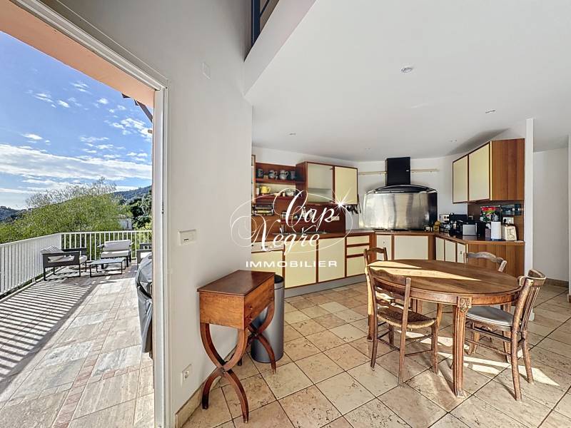 VILLA VUE MER A VENDRE EN PARTIE BASSE DE LA RD AU RAYOL-CANADEL