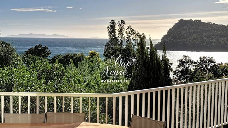 VILLA VUE MER A VENDRE EN PARTIE BASSE DE LA RD AU RAYOL-CANADEL