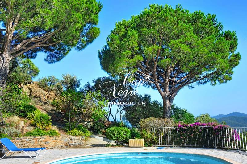 VILLA VUE MER À VENDRE DANS UN DOMAINE PRIVÉ À BORMES LES MIMOSAS