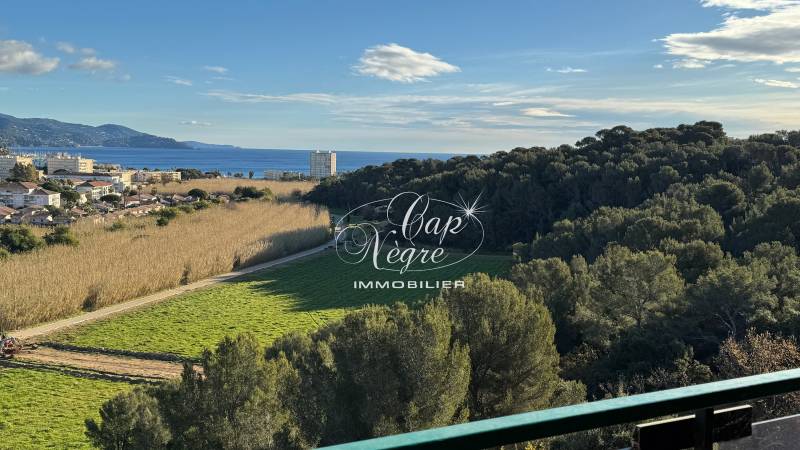 APPARTEMENT VUE MER A VENDRE AU LAVANDOU PROCHE DE LA FAVIERE