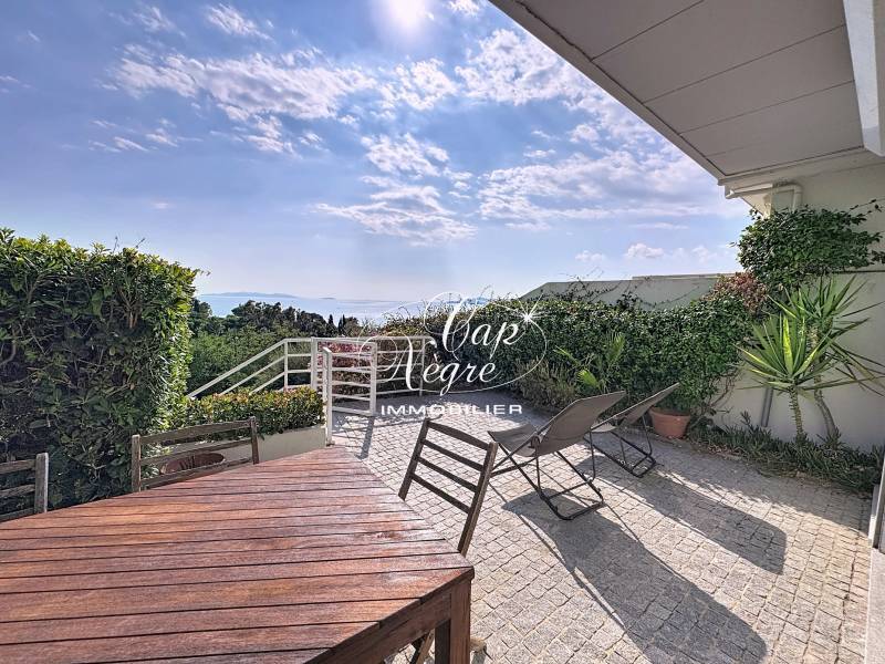 MAGNIFIQUE APPARTEMENT VUE MER AU LAVANDOU