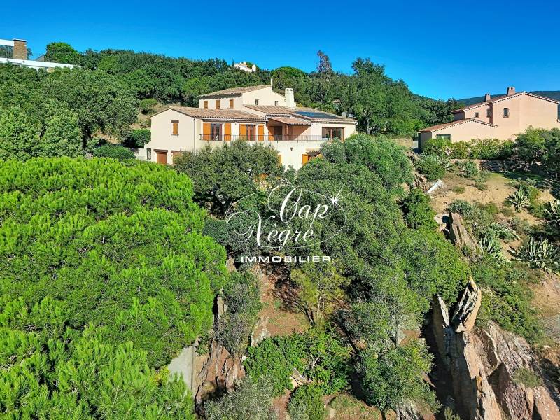 VILLA VUE MER À VENDRE DANS UN DOMAINE PRIVÉ À BORMES LES MIMOSAS