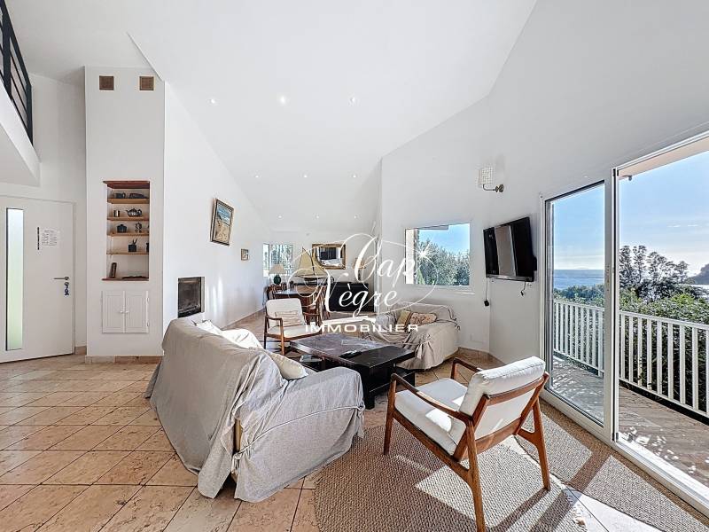 VILLA VUE MER A VENDRE EN PARTIE BASSE DE LA RD AU RAYOL-CANADEL