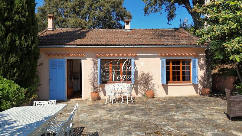 MAISON EDIFIEE SUR 2000 m² DE TERRAIN CONSTRUCTIBLE AU RAYOL-CANADEL-SUR-MER