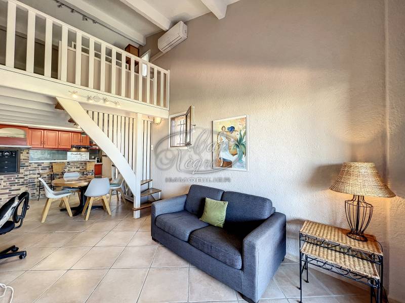 VENDU PAR CAP NÈGRE IMMOBILIER - BORMES - APPARTEMENT AVEC VUE SUR LES COLLINES