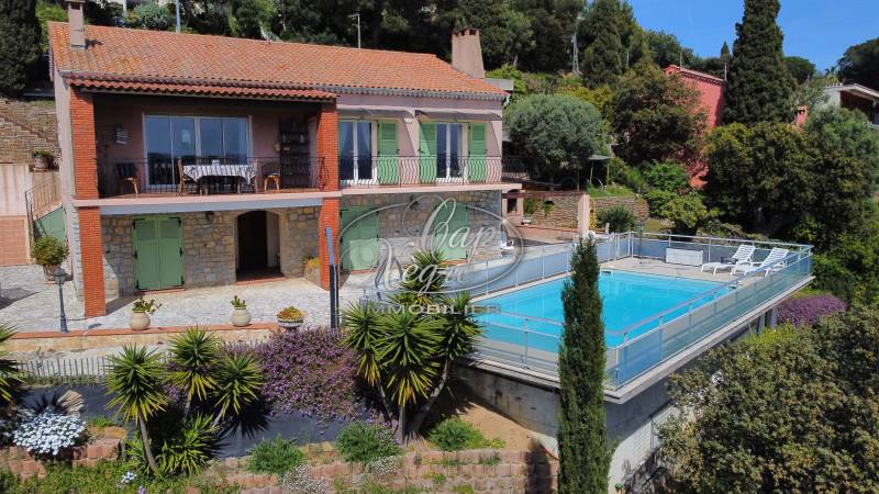 Villa à vendre avec piscine et vue mer au Lavandou