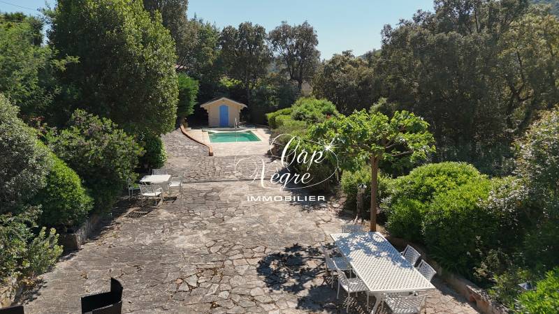 MAISON EDIFIEE SUR 2000 m² DE TERRAIN CONSTRUCTIBLE AU RAYOL-CANADEL-SUR-MER