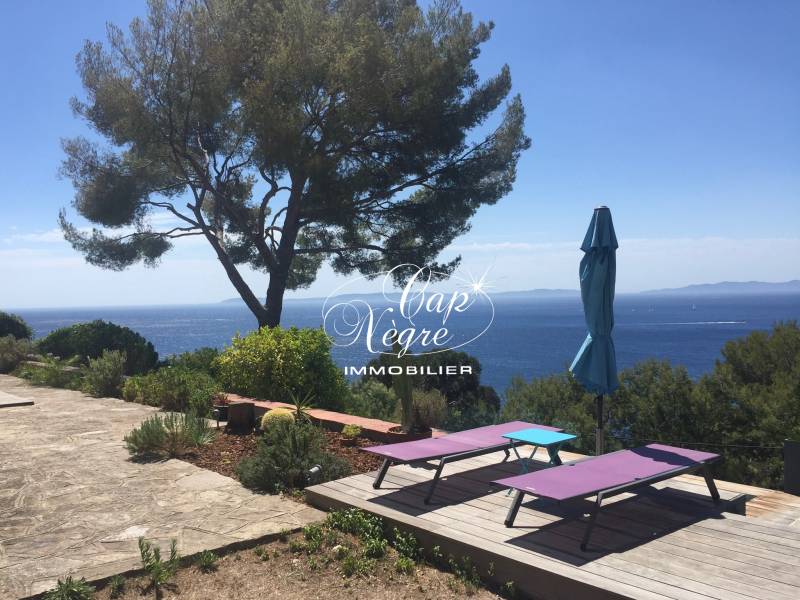 CHARMANTE VILLA AVEC VUE MER PANORAMIQUE AU LAVANDOU