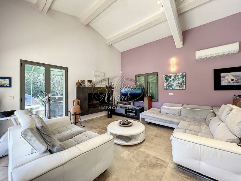 BORMES - PROPRIETE INTIMISTE SITUEE DANS UN CADRE CALME ET VERDOYANT