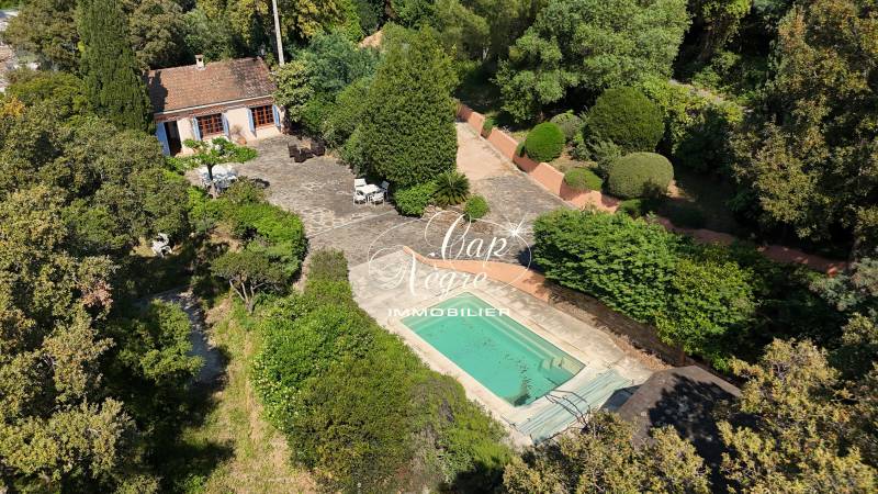 MAISON EDIFIEE SUR 2000 m² DE TERRAIN CONSTRUCTIBLE AU RAYOL-CANADEL-SUR-MER