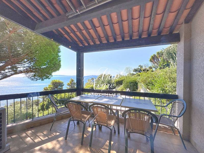 SOUS-OFFRE APPARTEMENT AVEC VUE PANORAMIQUE SUR LA MER AU RAYOL-CANADEL