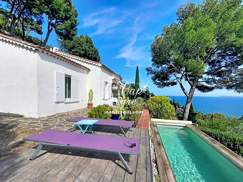 CHARMANTE VILLA AVEC VUE MER PANORAMIQUE AU LAVANDOU