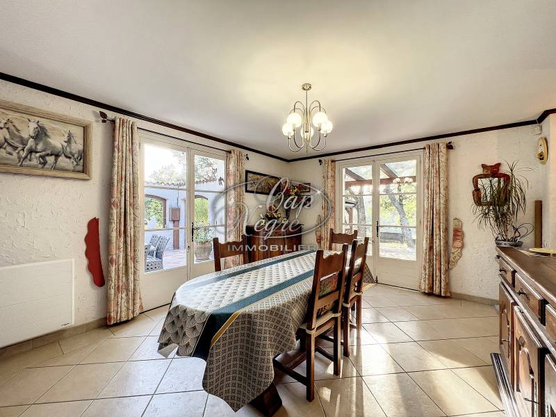 Salle à manger lumineuse