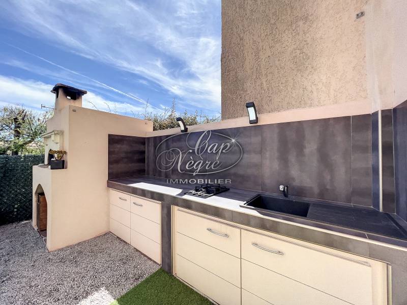 Cuisine d'été étendue et spacieuse