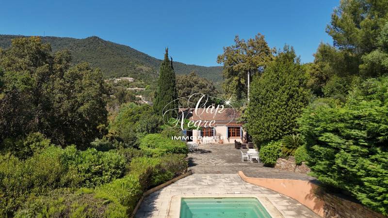 MAISON EDIFIEE SUR 2000 m² DE TERRAIN CONSTRUCTIBLE AU RAYOL-CANADEL-SUR-MER