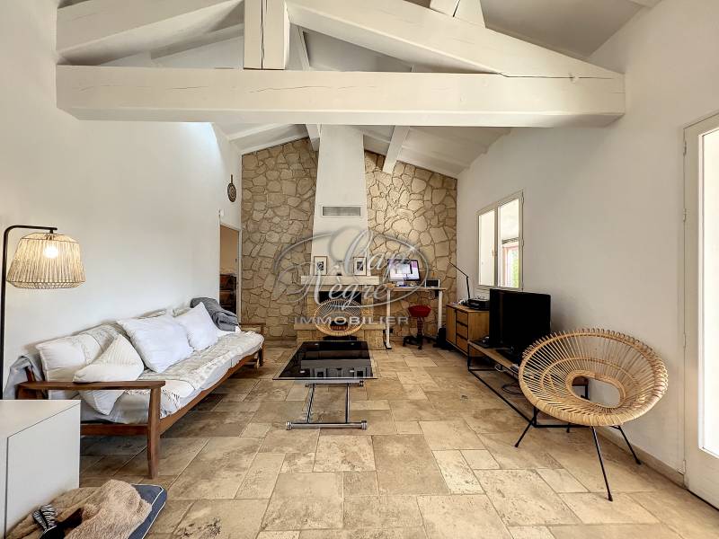 VALCROS - MAISON AVEC PISCINE DANS DOMAINE PRIVÉ