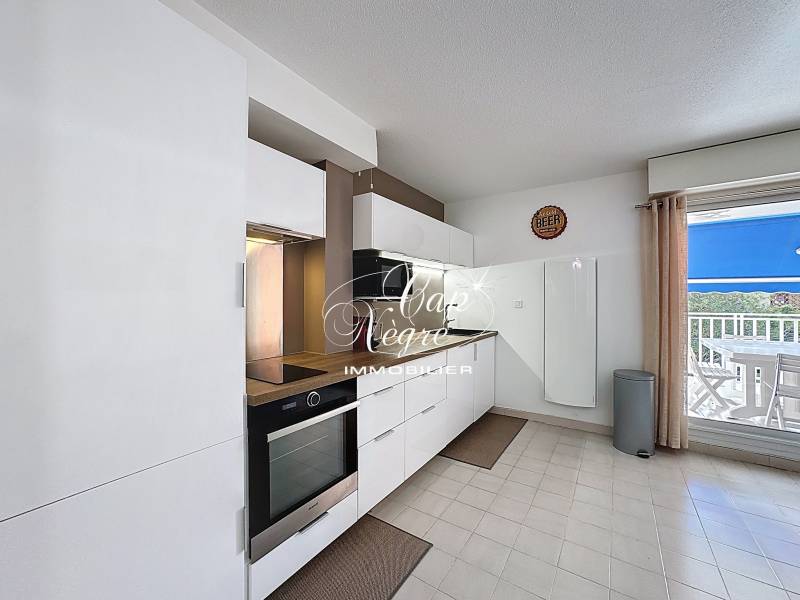 À VENDRE - APPARTEMENT T2/3 PIÈCES RÉNOVÉ AVEC TERRASSE ET PARKING À CAVALIÈRE