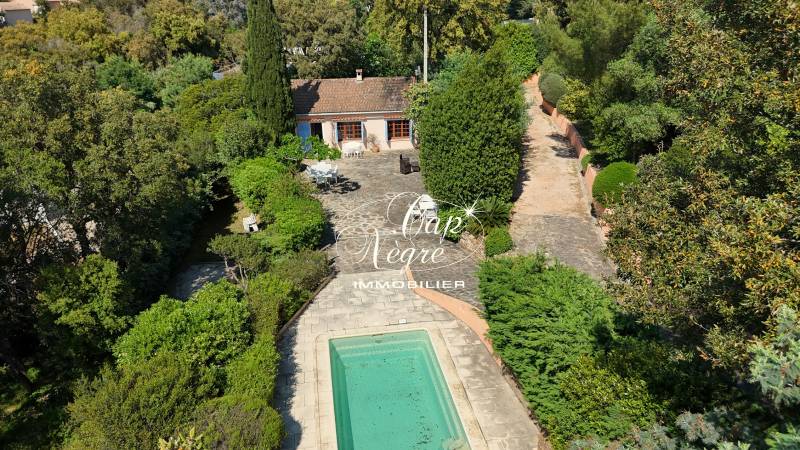 MAISON EDIFIEE SUR 2000 m² DE TERRAIN CONSTRUCTIBLE AU RAYOL-CANADEL-SUR-MER