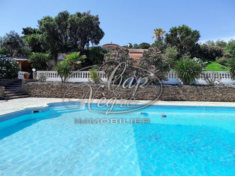 spacieuse villa confortable vue mer avec grande piscine et grands espaces verts à Bormes les Mimosas