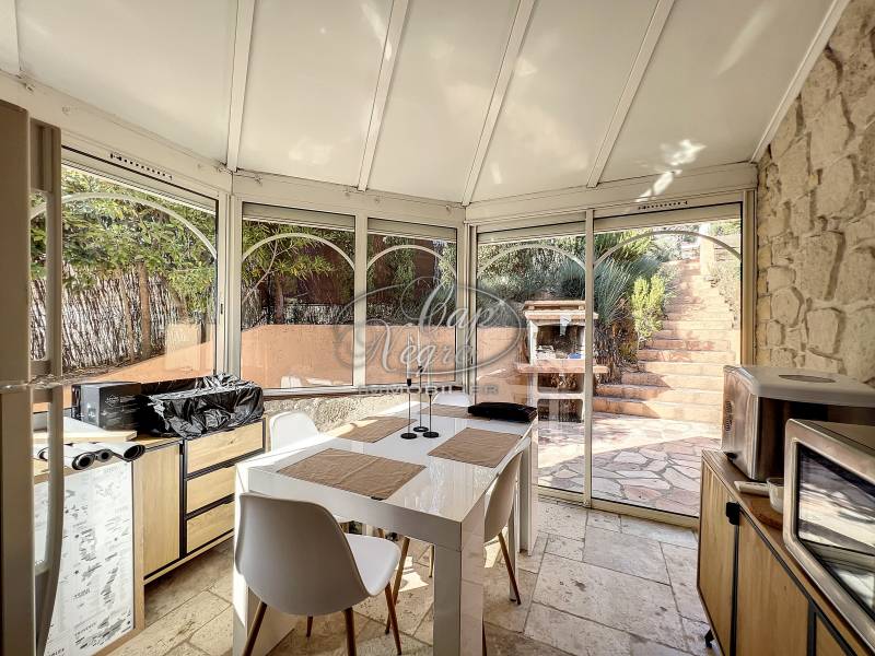 VALCROS - MAISON AVEC PISCINE DANS DOMAINE PRIVÉ