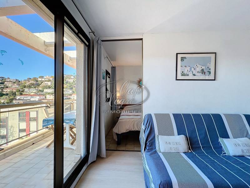 VENDU PAR CAP NÈGRE - EXCLUSIVITÉ LAVANDOU CENTRE - APPARTEMENT STYLE T2 + CABINE