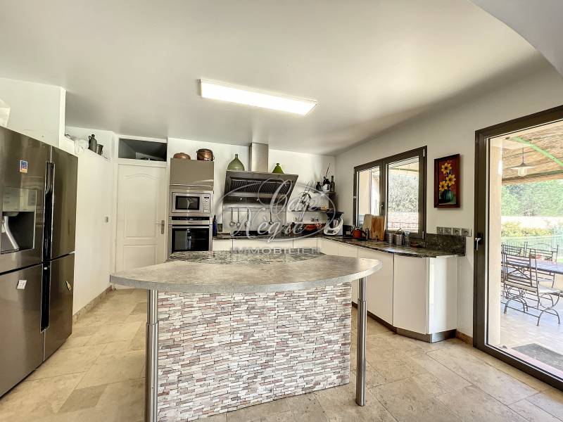 BORMES - PROPRIETE INTIMISTE SITUEE DANS UN CADRE CALME ET VERDOYANT