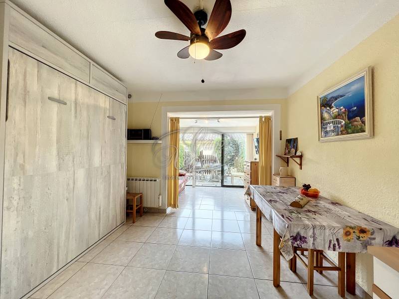 studio dans résidence avec piscine et proche plage de pramousquier le lavandou