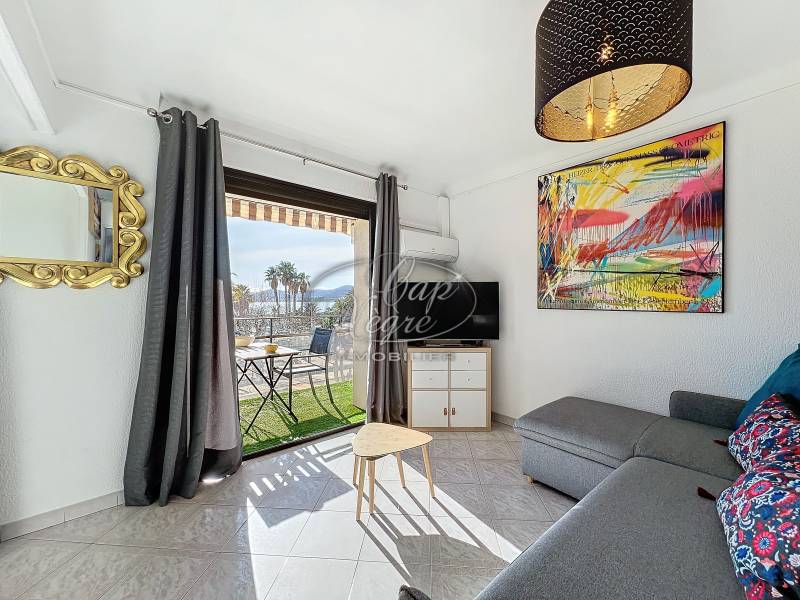 à vendre au Lavandou superbe appartement rénové vue mer et îles