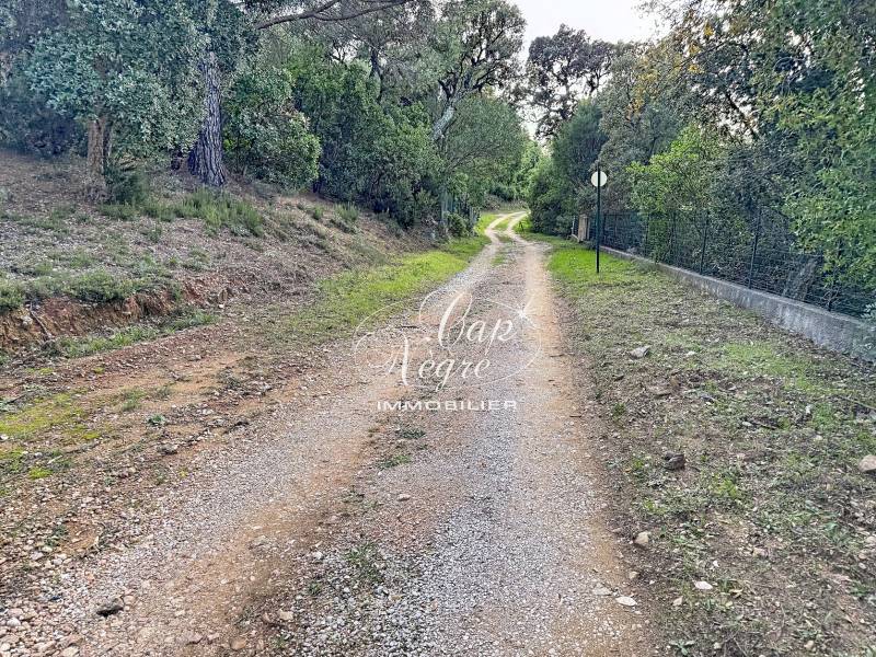 SOUS OFFRE TERRAIN NON CONSTRUCTIBLE A VENDRE A CAVALIERE