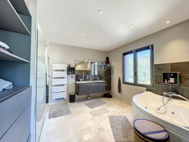 BORMES - PROPRIETE INTIMISTE SITUEE DANS UN CADRE CALME ET VERDOYANT