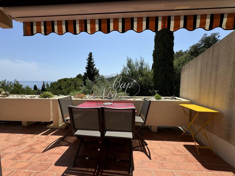 APPARTEMENT VUE MER A VENDRE AU LAVANDOU - T2 EN EXCLUSIVITE A PRAMOUSQUIER