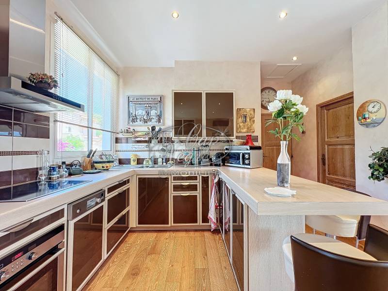 APPARTEMENT T4 AVEC VUE MER ET DEPENDANCE LE LAVANDOU PROCHE COMMERCES ET PLAGE